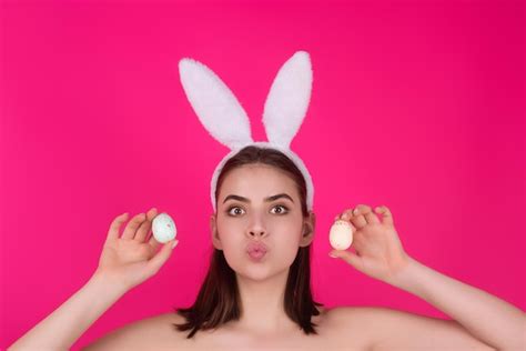 Premium Photo Beautiful Young Woman With Bunny Ears And Easter Eggs