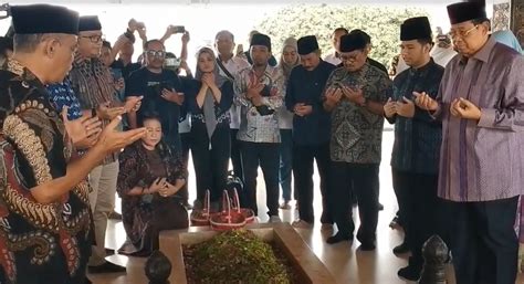 Ziarah Makam Bung Karno Pesan Sby Pemilu Harus Jujur Dan Damai