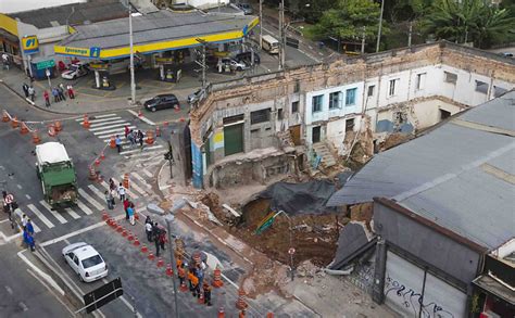 Fachada De Pr Dio Desaba Em Sp Cotidiano Fotografia