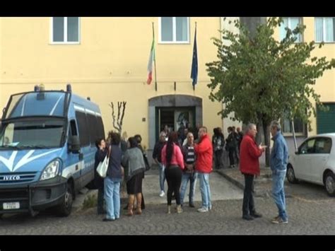 Napoli Scuola Protestano Gli Addetti Alle Pulizie 15 10 15 Video