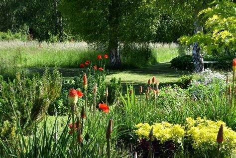 Visite commentée pour les scolaires dun jardin aménagé pour la