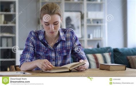 Livro De Leitura Da Jovem Mulher Foto De Stock Imagem De Teclado