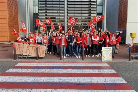 Les Salari S Des Carrefour Market De Toulouse En Gr Ve Pour L