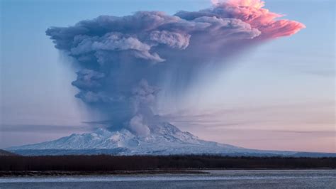 L Ruption Du Volcan Chiveloutch Cr E Un Gigantesque Nuage De Cendres