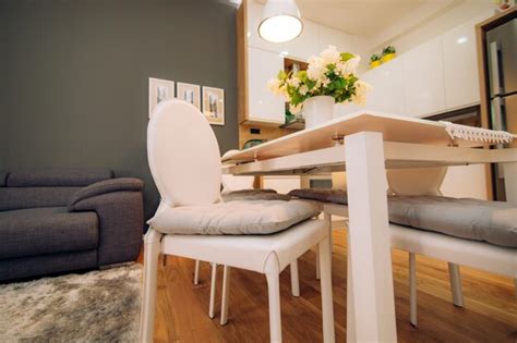 La Mesa Del Comedor En La Mesa Del Apartamento Para El Almuerzo En El