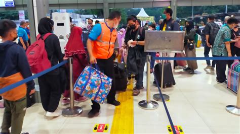 Periode Nataru Stasiun Pasar Senen Sediakan Porter Gratis Untuk