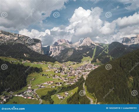 Vista Aérea Das Paisagens Da Aldeia Da Cordilheira De Dolomites Tirol