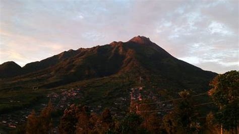 Gunung Merapi Kembali Luncurkan Guguran Lava Pijar Sejauh Meter