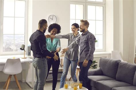 Grupo De J Venes Felices Diversos Dando La Bienvenida A Su Amigo En Una