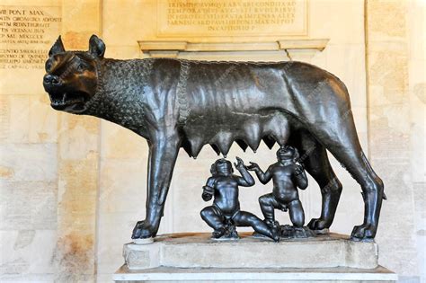 Estatua De La Mítica Loba Amamantando A Los Gemelos Rómulo Y Remo En Roma Italia La Escultura Es