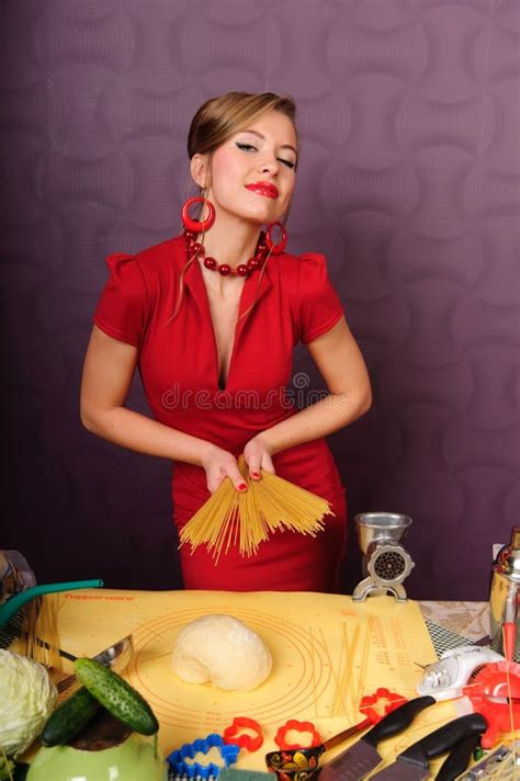 Una Ama De Casa Sexy Con Un Vestido Rojo Con Pasta Foto De Archivo