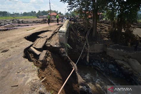 Jembatan Putus Diterjang Banjir Bandang Di Tanah Datar ANTARA News