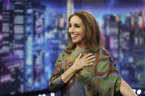 Adiós uñas nude aburridas Ana Belén luce el color oscuro de uñas para pies más elegante y en