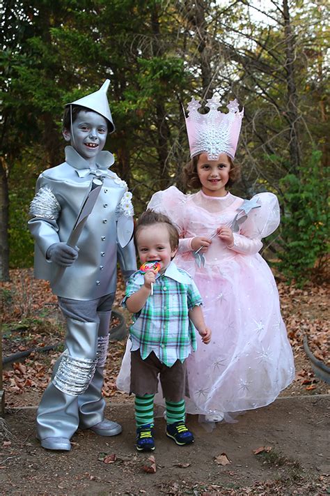 Wizard of Oz Lollipop Guild Munchkin Costume Tutorial - The Mom Creative