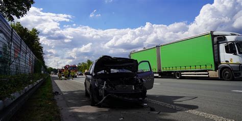 Unfall Auf A42 In Castrop Rauxel Autofahrer Rast Unter Lkw