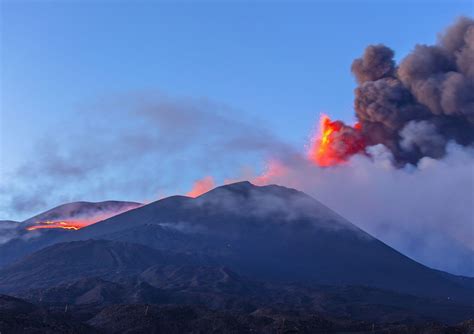 Eruzione Dell Etna L Aeroporto Di Catania Chiuso Fino Alle Del Mattino