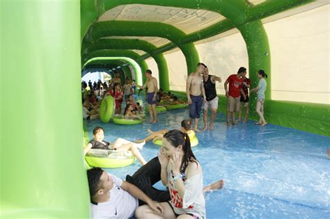 Thiếu nữ Hà thành mặc bikini trượt nước đá giải nhiệt