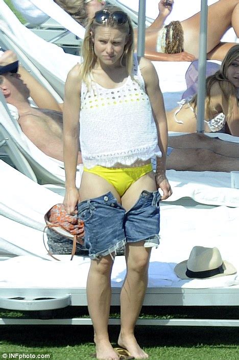 Kristen Bell Shows Off Her Toned Bikini Body Daily Mail Online
