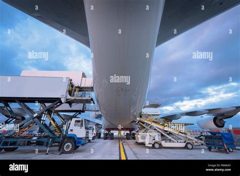Airport Ground Crew Plane Hi Res Stock Photography And Images Alamy