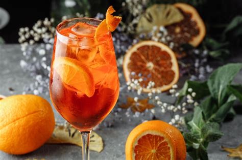 Aperol Spritz Cocktail Em Uma Mesa De Concreto Cinza Um Copo De Aperol