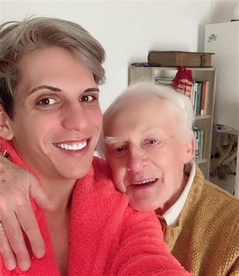 Ce avere i a lăsat preotul gay soțului român mai mic cu de ani