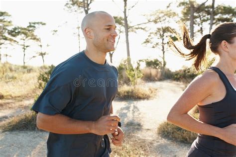 Fitness Forestal Y El Entrenador Personal Del Hombre Corriendo Como