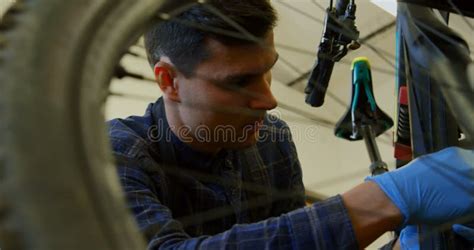 Hombre Que Repara La Bicicleta En El Taller K Almacen De Video V Deo