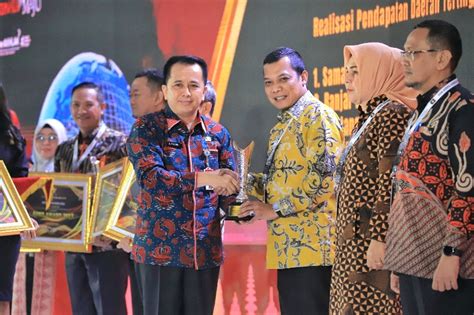 Pj Walikota Pekanbaru Raih Dua Penghargaan Dari Kemendagri Nadariau