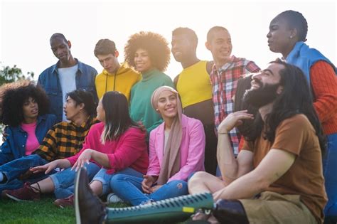 Grupo De J Venes De Diferentes Culturas Reunidos En El Parque Para