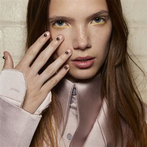 Tendenze Unghie 2023 Manicure Colorate E Nude Amica