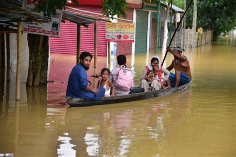 Assam Flood असम के 32 जिलों के 55 लाख लोगों पर टूटा बाढ़ का कहर घरबार छोड़कर जान बचाकर भागे