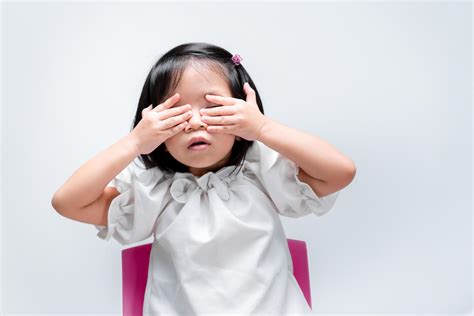 Enfant Adorable Couvrant Ses Yeux Avec Les Mains Sur Fond Blanc Enfant