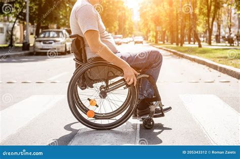 Hombre Discapacitado En Silla De Ruedas Cruzando La Calle Foto De