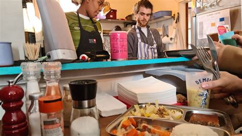 Ivry La Cantine De La Pagaille Offre Une Assiette De R Confort C