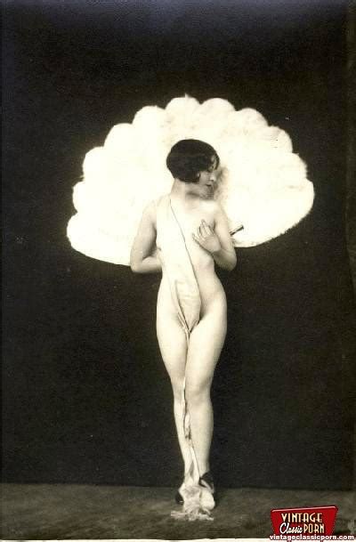 Beautiful Sexy Vintage Women Posing Nude In Xxx Dessert Picture