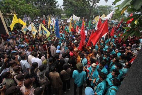 Mahasiswa Demo Di Depan Gedung Dprd Solo Puan Maharani Ikut Kena