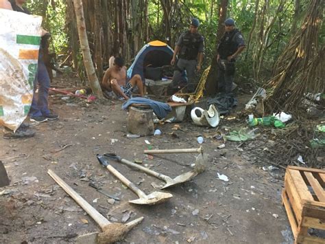 Preso Leva Policiais Ao Local Onde Corpo De Homem é Encontrado Enterrado No Novo Aleixo