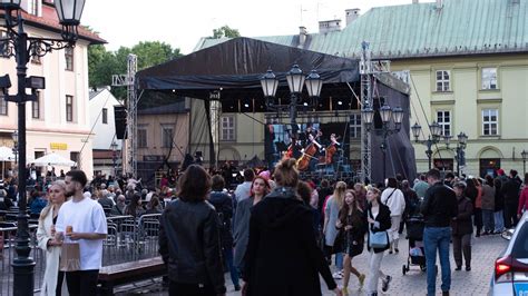 Lwowska orkiestra na Małym Rynku Koncert w imię solidarności ZDJĘCIA