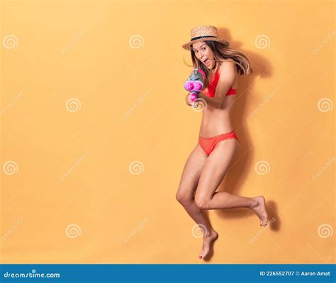 Jovencita Hermosa Con Bikini Y Sombrero De Verano Sonriente Feliz Imagen De Archivo Imagen De