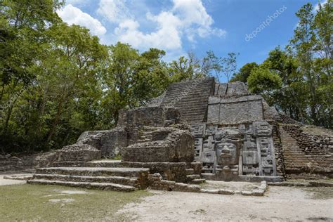 Templo Y Pir Mide De M Scaras Reserva Arqueol Gica De Lamanai Paseo