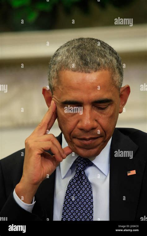 Barack Obama Pensando Fotografías E Imágenes De Alta Resolución Alamy