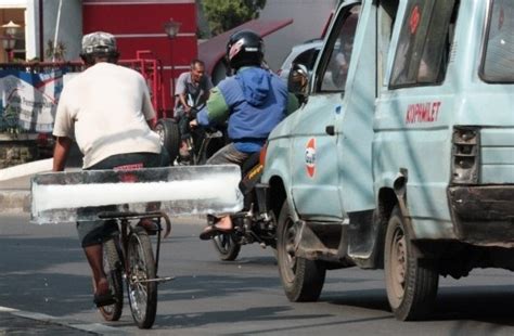 9 Momen Kocak Pengendara Motor Bawa Es Batu Dinginnya Terasa