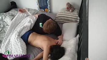 Deux mecs dorment dans un lit sont excités le matin et pris dans la caméra XVIDEOS