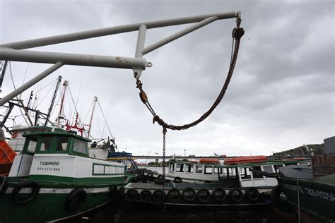 Começa trabalho de remoção de embarcações abandonadas na Baía de