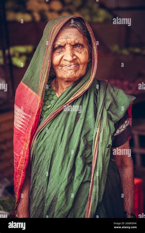 Old Indian Woman Red Sari Hi Res Stock Photography And Images Alamy