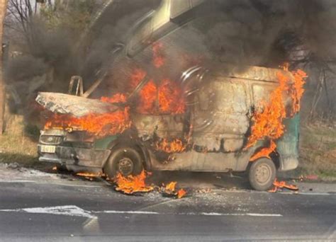 O Masina A Luat Foc Pe O Strada Din Capitala Imagini De La Locul