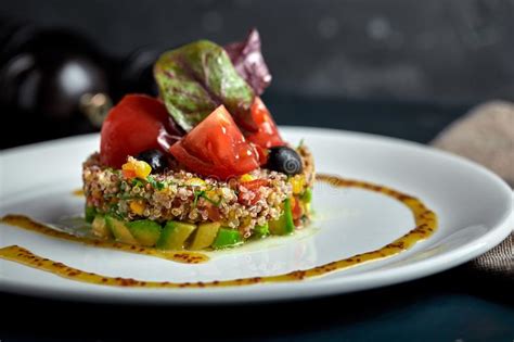 Ensalada Deliciosa De Quinua Con Aguacate Y Tomates Macro Imagen De