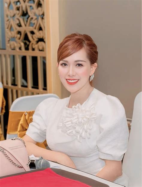 Hot Girl R T Kh I Showbiz L Y Ch Ng I Gia H N Tu I Gi Ra Sao