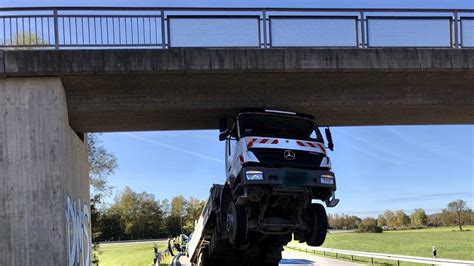 Spektakulärer Unfall 80 Jähriger bleibt mit Lastwagen hochkant an