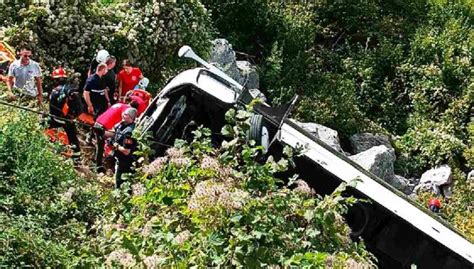 Autobus Sletio U Provaliju Najmanje Dvije Osobe Poginule Vi E